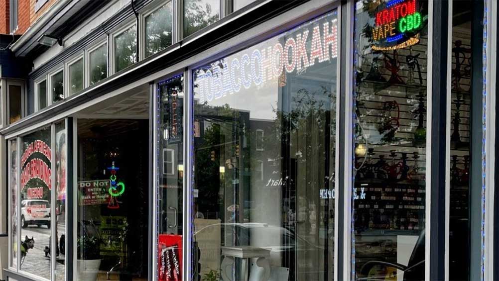 Baltimore adota medidas para regulamentar tabacarias e estabelece distância mínima das escolas.